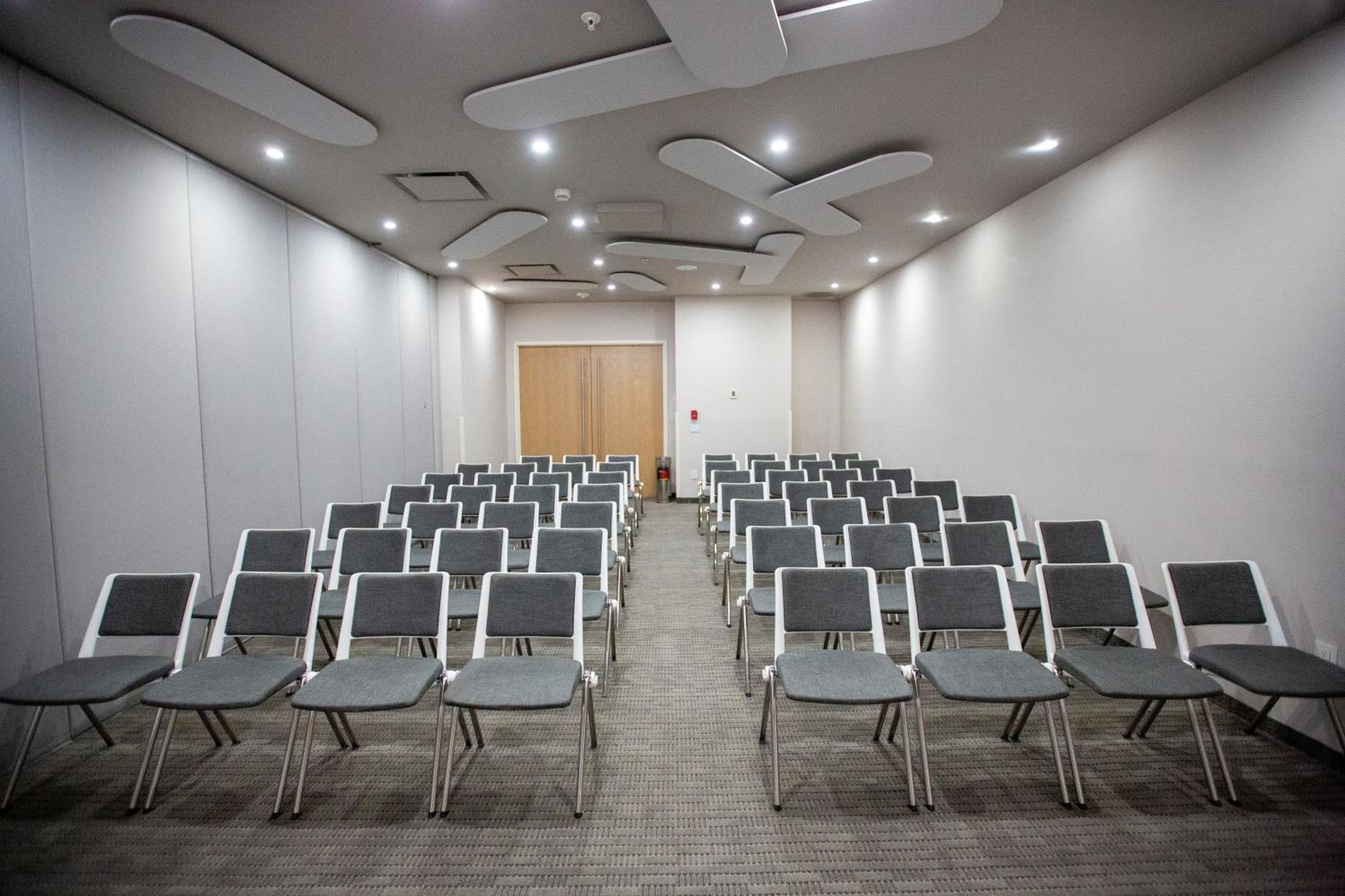 Metria Hotel Леон Экстерьер фото The lecture theatre