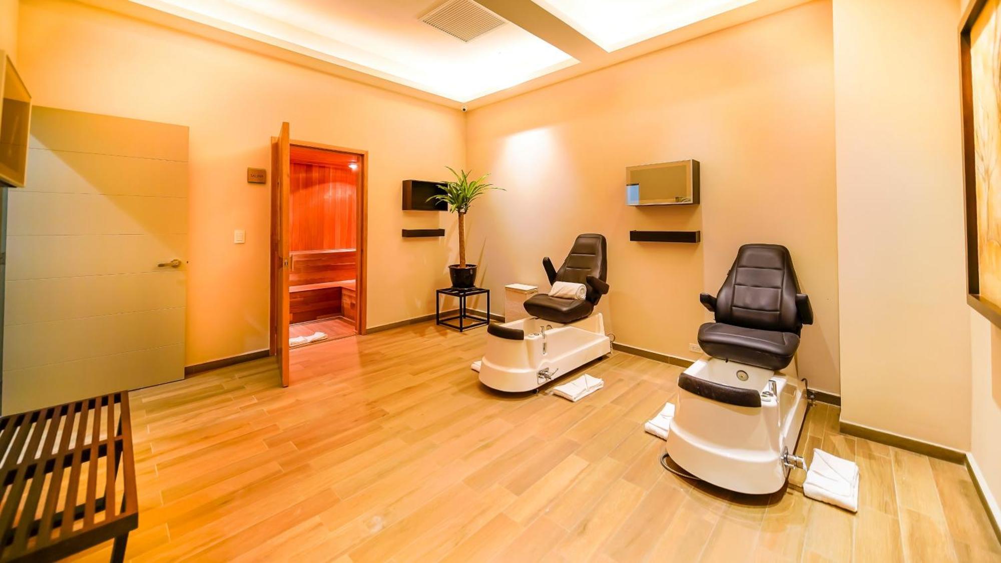 Metria Hotel Леон Экстерьер фото A nail salon