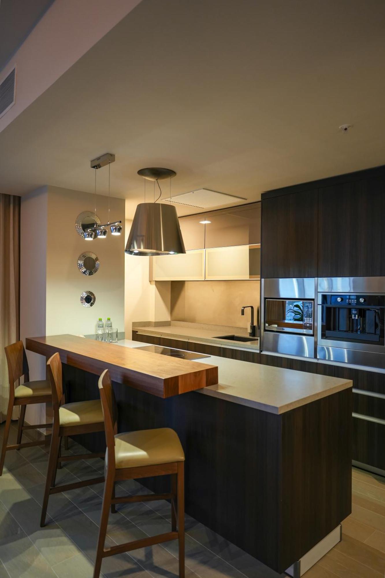 Metria Hotel Леон Экстерьер фото A modern kitchen