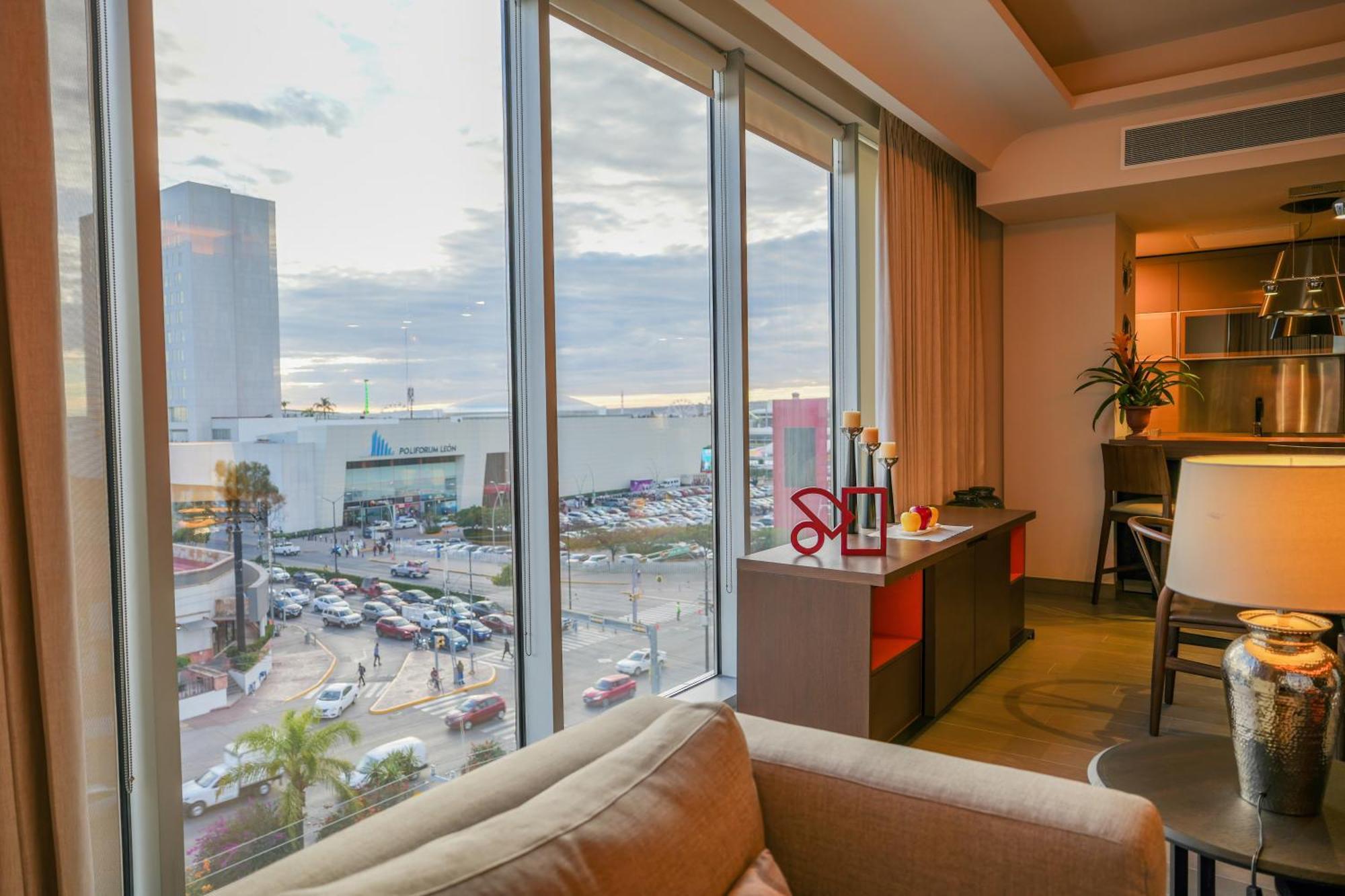 Metria Hotel Леон Экстерьер фото A view from a suite at the JW Marriott Phoenix.